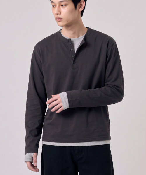 UNDEROFF(アンダーオフ)の「クロップドヘンリーネックロングスリーブTシャツ ダークグレー(Tシャツ/カットソー・メンズ・チャコール・LARGE/X-LARGE/MEDIUM)」の3枚目の写真