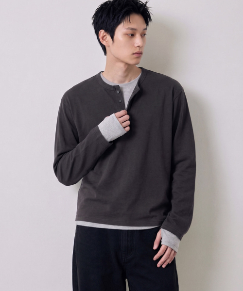 UNDEROFF(アンダーオフ)の「クロップドヘンリーネックロングスリーブTシャツ ダークグレー(Tシャツ/カットソー・メンズ・チャコール・LARGE/X-LARGE/MEDIUM)」の4枚目の写真