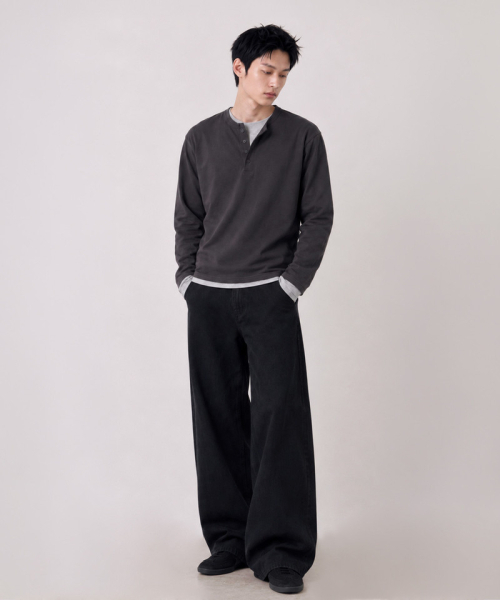 UNDEROFF(アンダーオフ)の「クロップドヘンリーネックロングスリーブTシャツ ダークグレー(Tシャツ/カットソー・メンズ・チャコール・LARGE/X-LARGE/MEDIUM)」の5枚目の写真