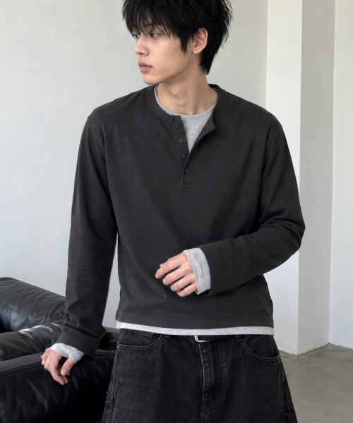 UNDEROFF(アンダーオフ)の「クロップドヘンリーネックロングスリーブTシャツ ダークグレー(Tシャツ/カットソー・メンズ・チャコール・LARGE/X-LARGE/MEDIUM)」の6枚目の写真