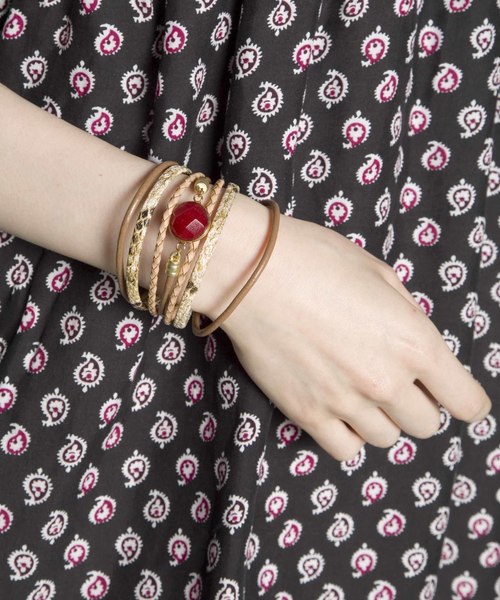 PLAIN CLOTHING（プレーンクロージング）の「6連ビジューブレスレット【PLAIN CLOTHING】（ブレスレット・レディース・ブラウン/ブラック/ナチュラル/ホワイト・FREE）」の4枚目の写真