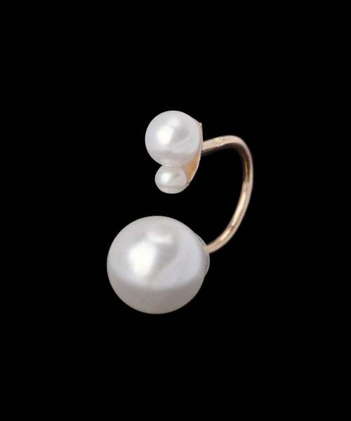 SIENA ROSE（シエナロゼ）の「Cラインのパールキャッチピアス[2粒パール]（ピアス（両耳用）・レディース・イエローゴールド・FREE）」の2枚目の写真