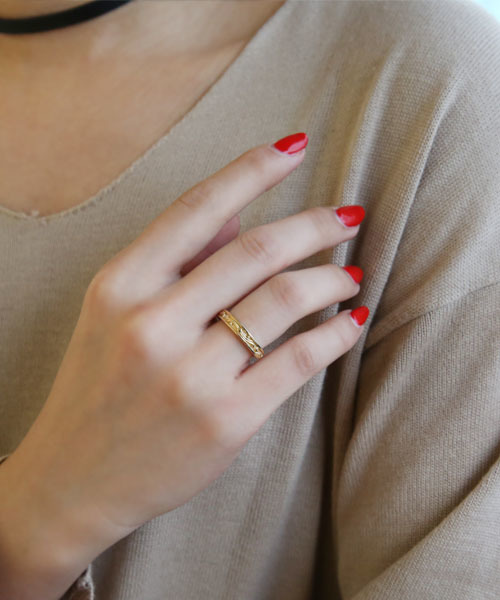 ROYAL ORDER（ロイヤルオーダー）の「SMALL VERONETTE RING（リング・メンズ・ゴールド・15号 US-7h/16号 US-8）」の2枚目の写真
