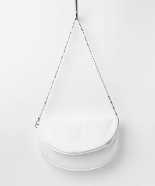 MOUSSY（マウジー）の「ROUND CROSS BODY BAG（ショルダーバッグ・レディース・ワインレッド/ブラック/ホワイト・FREE）」の2枚目の写真