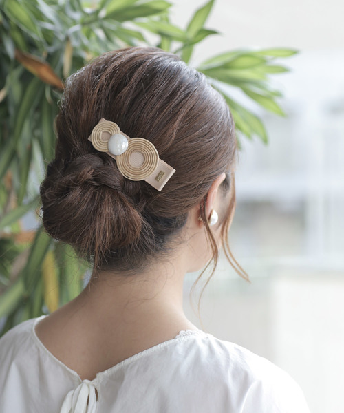 ANEMONE(アネモネ)の「ラタンサークルとクラシックストーンのクリップ(バレッタ/ヘアクリップ)」|ベージュ