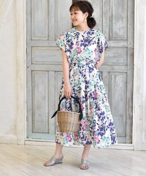 k*（ケイ）の「花柄バックⅤ開きブラウス《MADE IN JAPAN》（シャツ/ブラウス・レディース・ベージュ/グリーン/ブルー・M）」の6枚目の写真