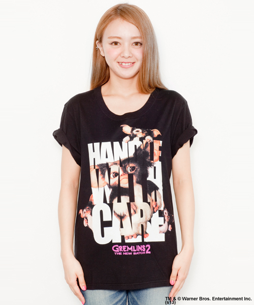 X-girl(エックスガール)の「GREMLiNS HANDLE WITH CARE S/S BIG TEE(Tシャツ/カットソー・レディース・ホワイト/ブラック/レッド・ONE SIZE)」の1枚目の写真