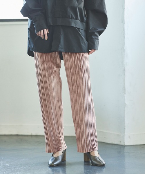 titivate(ティティベイト)の「プリーツベロアセミテーパードパンツ(その他パンツ・レディース・ベージュ/パープル系その他/グリーン/ブラウン・S/M/L)」の1枚目の写真