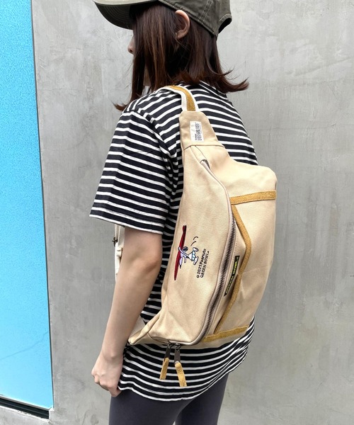 SNOOPY×OLD BETTY'S(スヌーピーカケルオールドベティーズ)の「SNOOPY Canvas×Suede Waist Bag(SURF BOARD)(ボディバッグ/ウエストポーチ・レディース・マスタード/オレンジ/グリーン/ネイビー/ボルドー/ベージュ/スミクロ/ブラウン・FREE)」の4枚目の写真