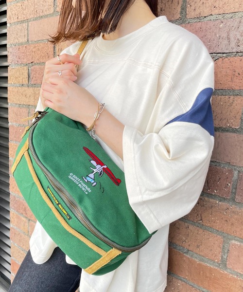 SNOOPY×OLD BETTY'S(スヌーピーカケルオールドベティーズ)の「SNOOPY Canvas×Suede Waist Bag(SURF BOARD)(ボディバッグ/ウエストポーチ・レディース・マスタード/オレンジ/グリーン/ネイビー/ボルドー/ベージュ/スミクロ/ブラウン・FREE)」の5枚目の写真