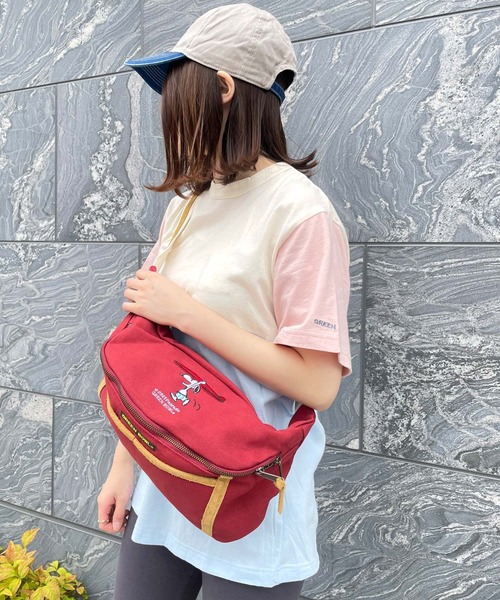 SNOOPY×OLD BETTY'S(スヌーピーカケルオールドベティーズ)の「SNOOPY Canvas×Suede Waist Bag(SURF BOARD)(ボディバッグ/ウエストポーチ・レディース・マスタード/オレンジ/グリーン/ネイビー/ボルドー/ベージュ/スミクロ/ブラウン・FREE)」の7枚目の写真