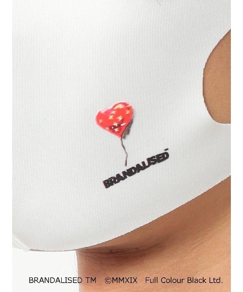 Perfect Suit FActory（パーフェクトスーツファクトリー）の「バンクシーマスク　ホワイト　Bandaged Heart（マスク・メンズ・ホワイト・FREE）」の2枚目の写真