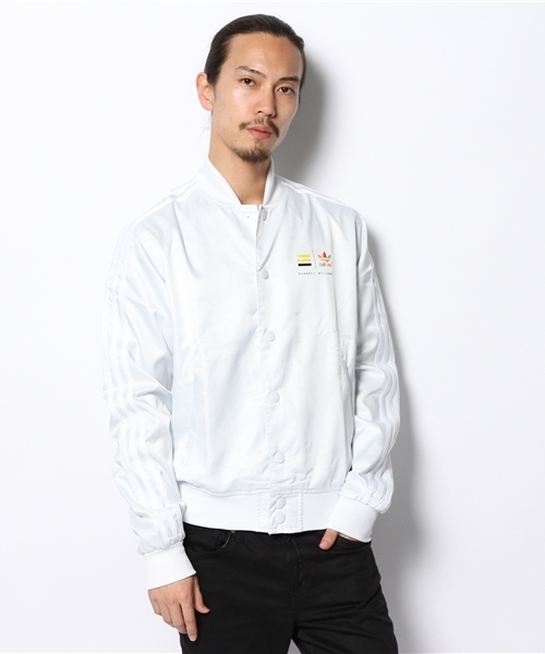 adidas（アディダス）の「アディダス オリジナルス×ファレル サテンジャケット adidas Originals TRACK JACKET PW M（ナイロンジャケット・メンズ・オフホワイト/オレンジ/グリーン・MEDIUM/X-LARGE）」の2枚目の写真