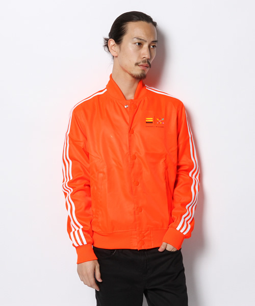 adidas（アディダス）の「アディダス オリジナルス×ファレル サテンジャケット adidas Originals TRACK JACKET PW M（ナイロンジャケット・メンズ・オフホワイト/オレンジ/グリーン・MEDIUM/X-LARGE）」の3枚目の写真