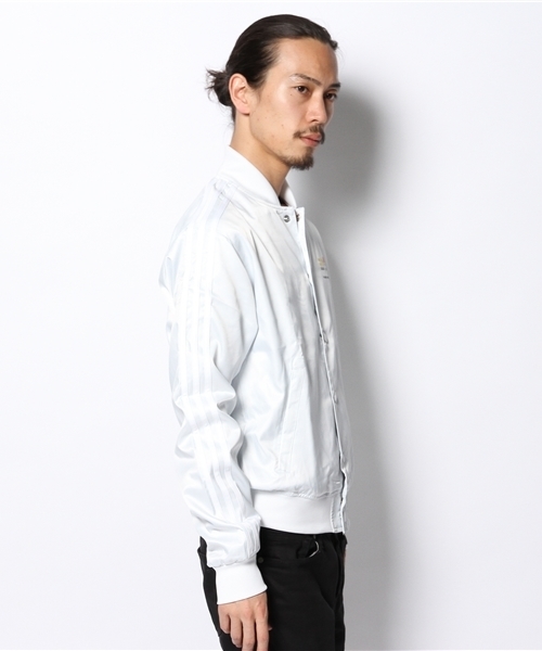 adidas（アディダス）の「アディダス オリジナルス×ファレル サテンジャケット adidas Originals TRACK JACKET PW M（ナイロンジャケット・メンズ・オフホワイト/オレンジ/グリーン・MEDIUM/X-LARGE）」の9枚目の写真