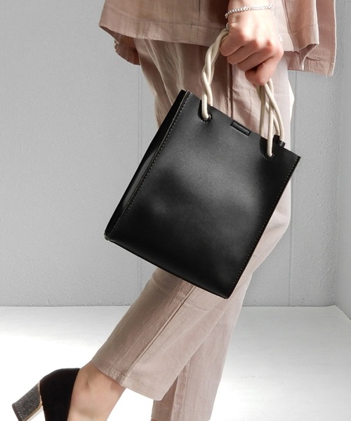 minia（ミニア）の「ツイストハンドルのスクエアミニショルダー　◆（ショルダーバッグ・レディース・カーキ/モカ/ホワイト系/ブラック系/グリーン系/シルバー系/オレンジ系/ダークグリーン/ブラック/ライトベージュ/グレー・FREE）」の4枚目の写真