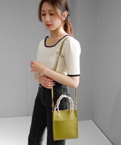 minia（ミニア）の「ツイストハンドルのスクエアミニショルダー　◆（ショルダーバッグ・レディース・カーキ/モカ/ホワイト系/ブラック系/グリーン系/シルバー系/オレンジ系/ダークグリーン/ブラック/ライトベージュ/グレー・FREE）」の9枚目の写真