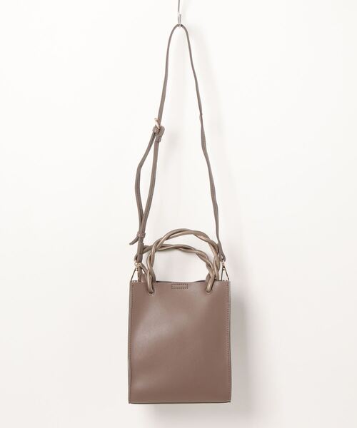 minia（ミニア）の「ツイストハンドルのスクエアミニショルダー　◆（ショルダーバッグ・レディース・カーキ/モカ/ホワイト系/ブラック系/グリーン系/シルバー系/オレンジ系/ダークグリーン/ブラック/ライトベージュ/グレー・FREE）」の5枚目の写真