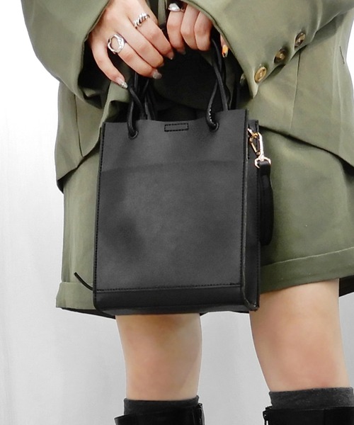 minia（ミニア）の「ツイストハンドルのスクエアミニショルダー　◆（ショルダーバッグ・レディース・カーキ/モカ/ホワイト系/ブラック系/グリーン系/シルバー系/オレンジ系/ダークグリーン/ブラック/ライトベージュ/グレー・FREE）」の3枚目の写真