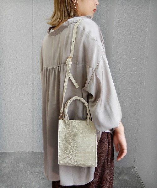 minia（ミニア）の「ツイストハンドルのスクエアミニショルダー　◆（ショルダーバッグ・レディース・カーキ/モカ/ホワイト系/ブラック系/グリーン系/シルバー系/オレンジ系/ダークグリーン/ブラック/ライトベージュ/グレー・FREE）」の12枚目の写真