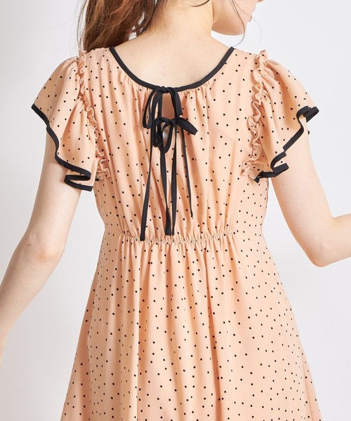 tocco closet(トッコ クローゼット)の「後ろリボン付き配色切り替えドットワンピース(ワンピース・レディース・ブラック/ピンクベージュ/オフホワイト・M)」の10枚目の写真