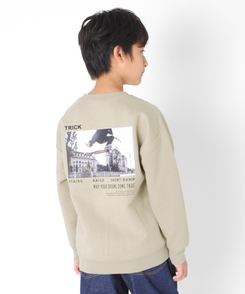 GLAZOS（グラソス）の「裏起毛・ドロップショルダーバックフォトプリントトレーナー（スウェット・キッズ・グリーン/ブラック/ベージュ・140cm/160cm/150cm/130cm/170cm）」の2枚目の写真