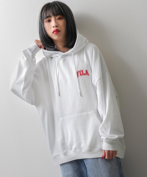 FILA（フィラ）の「【別注】 【FILA】 ワンポイント ロゴ 刺繍 ビッグシルエット 裏毛 スウェット パーカー（パーカー・レディース・ホワイト/グレー系1/ブラック/グレー/ネイビー系/グリーン/チャコール/イエロー系/ホワイト系/ブラック系/ブルー/グレー系/マスタード/ネイビー/アイボリー系/オートミール/ブルー系/グリーン系・X-LARGE/LARGE/MEDIUM）」の3枚目の写真
