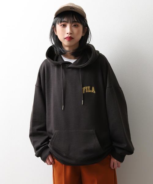 FILA（フィラ）の「【別注】 【FILA】 ワンポイント ロゴ 刺繍 ビッグシルエット 裏毛 スウェット パーカー（パーカー・レディース・ホワイト/グレー系1/ブラック/グレー/ネイビー系/グリーン/チャコール/イエロー系/ホワイト系/ブラック系/ブルー/グレー系/マスタード/ネイビー/アイボリー系/オートミール/ブルー系/グリーン系・X-LARGE/LARGE/MEDIUM）」の8枚目の写真