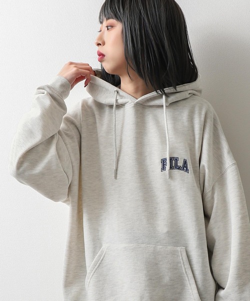 FILA（フィラ）の「【別注】 【FILA】 ワンポイント ロゴ 刺繍 ビッグシルエット 裏毛 スウェット パーカー（パーカー・レディース・ホワイト/グレー系1/ブラック/グレー/ネイビー系/グリーン/チャコール/イエロー系/ホワイト系/ブラック系/ブルー/グレー系/マスタード/ネイビー/アイボリー系/オートミール/ブルー系/グリーン系・X-LARGE/LARGE/MEDIUM）」の10枚目の写真