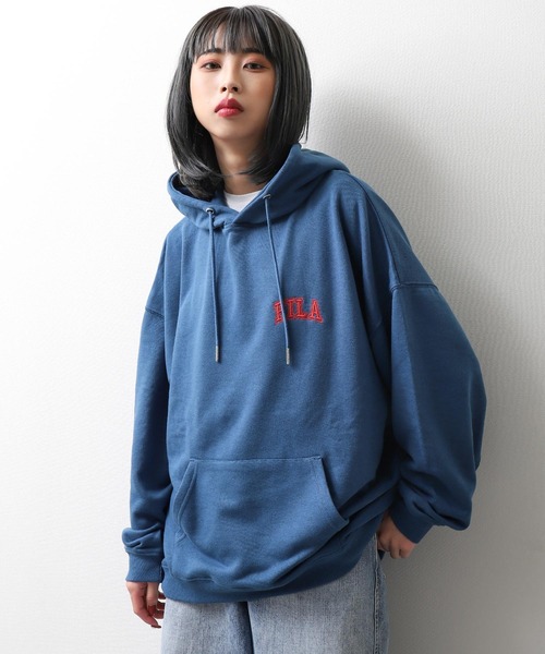 FILA（フィラ）の「【別注】 【FILA】 ワンポイント ロゴ 刺繍 ビッグシルエット 裏毛 スウェット パーカー（パーカー・レディース・ホワイト/グレー系1/ブラック/グレー/ネイビー系/グリーン/チャコール/イエロー系/ホワイト系/ブラック系/ブルー/グレー系/マスタード/ネイビー/アイボリー系/オートミール/ブルー系/グリーン系・X-LARGE/LARGE/MEDIUM）」の16枚目の写真