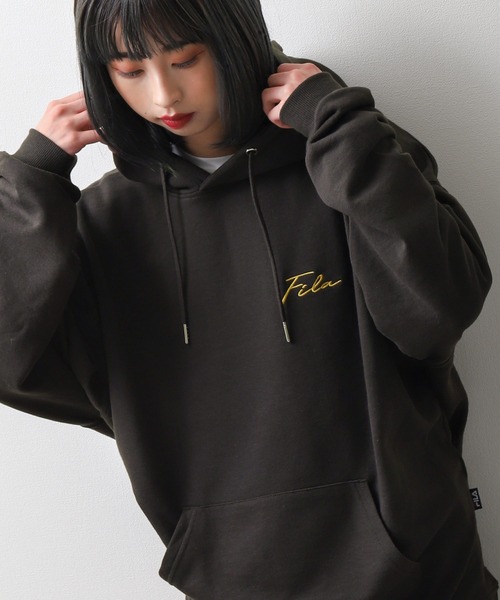 FILA（フィラ）の「【別注】 【FILA】 ワンポイント ロゴ 刺繍 ビッグシルエット 裏毛 スウェット パーカー（パーカー・レディース・ホワイト/グレー系1/ブラック/グレー/ネイビー系/グリーン/チャコール/イエロー系/ホワイト系/ブラック系/ブルー/グレー系/マスタード/ネイビー/アイボリー系/オートミール/ブルー系/グリーン系・X-LARGE/LARGE/MEDIUM）」の6枚目の写真
