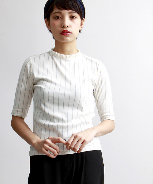 WEGO（ウィゴー）の「WEGO/スタンドフリルネックTシャツ（Tシャツ/カットソー・レディース・ホワイト/ホワイト系その他/ブラック系その他/サックスブルー・FREE）」の2枚目の写真