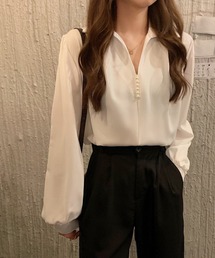 パール付きキーネックブラウス