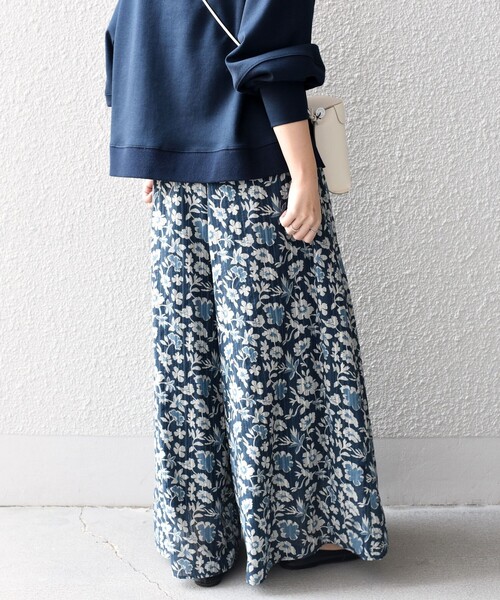 SHIPS（シップス）の「*【SHIPS別注】〈手洗い可能〉UHURUプリントワイドパンツ◇（その他パンツ・レディース・ライトブラウン/ダークグリーン/ネイビー/ダークグレー/ブラウン系その他/ブラウン系・SMALL/MEDIUM）」の6枚目の写真