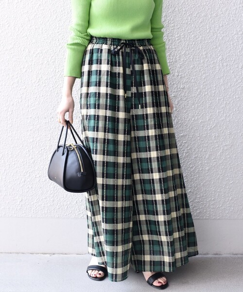 SHIPS（シップス）の「*【SHIPS別注】〈手洗い可能〉UHURUプリントワイドパンツ◇（その他パンツ・レディース・ライトブラウン/ダークグリーン/ネイビー/ダークグレー/ブラウン系その他/ブラウン系・SMALL/MEDIUM）」の22枚目の写真