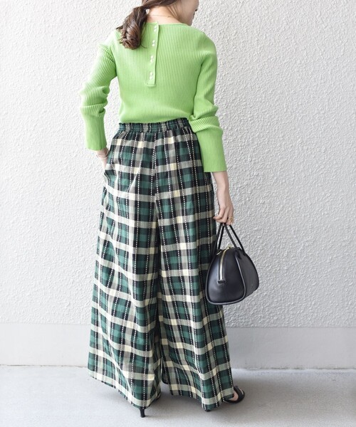 SHIPS（シップス）の「*【SHIPS別注】〈手洗い可能〉UHURUプリントワイドパンツ◇（その他パンツ・レディース・ライトブラウン/ダークグリーン/ネイビー/ダークグレー/ブラウン系その他/ブラウン系・SMALL/MEDIUM）」の17枚目の写真