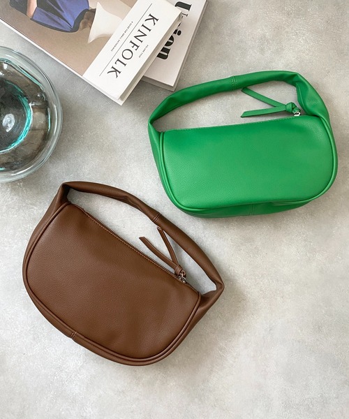 She's Closet（シーズクローゼット）の「フェイクレザー半月型ミニワンハンドルバッグ（ハンドバッグ・レディース・ホワイト/ブラック/ブラウン/グリーン/アイボリー・FREE）」の5枚目の写真