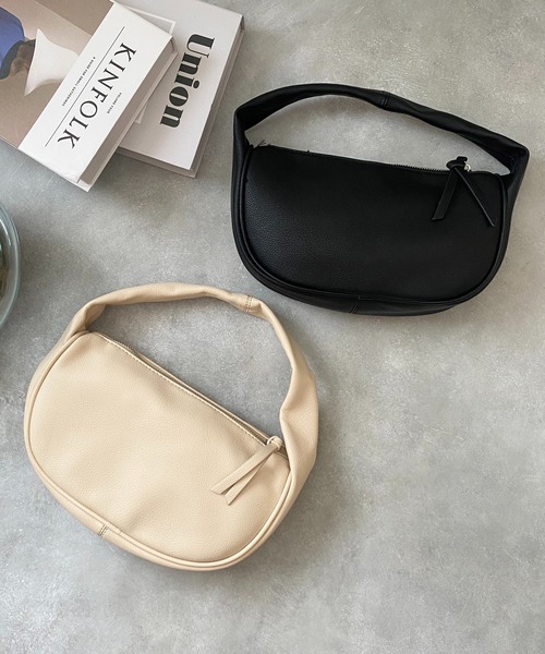 She's Closet（シーズクローゼット）の「フェイクレザー半月型ミニワンハンドルバッグ（ハンドバッグ・レディース・ホワイト/ブラック/ブラウン/グリーン/アイボリー・FREE）」の3枚目の写真