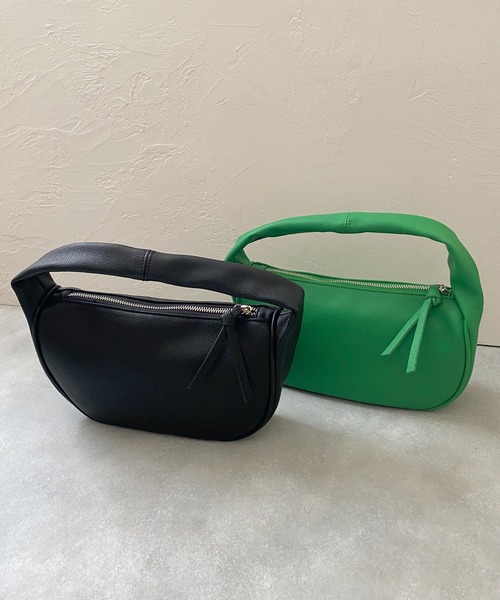 She's Closet（シーズクローゼット）の「フェイクレザー半月型ミニワンハンドルバッグ（ハンドバッグ・レディース・ホワイト/ブラック/ブラウン/グリーン/アイボリー・FREE）」の4枚目の写真