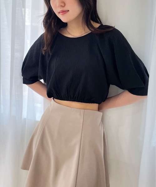 EPIMI E'PIMMY（エピミエピミー）の「クロップドエンボスブラウスカーディガン（カーディガン/ボレロ・レディース・ブラック/アイボリー・MEDIUM）」の2枚目の写真