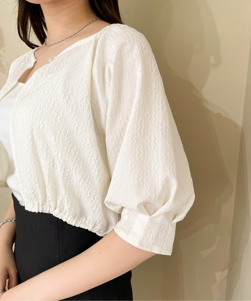 EPIMI E'PIMMY（エピミエピミー）の「クロップドエンボスブラウスカーディガン（カーディガン/ボレロ・レディース・ブラック/アイボリー・MEDIUM）」の20枚目の写真