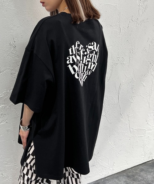 apres jour mignon(アプレジュールミニョン)の「ロゴBIGスリットTシャツ【ZOZOTOWN限定アイテム】(Tシャツ/カットソー・レディース・ピンク/パープル/オフホワイト/ホワイト系その他2/ブラック系その他/ホワイト系その他/イエロー/ブラック系その他2/ブラック・フリー/X-LARGE)」の4枚目の写真