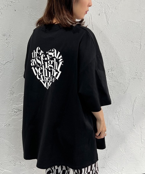 apres jour mignon(アプレジュールミニョン)の「ロゴBIGスリットTシャツ【ZOZOTOWN限定アイテム】(Tシャツ/カットソー・レディース・ピンク/パープル/オフホワイト/ホワイト系その他2/ブラック系その他/ホワイト系その他/イエロー/ブラック系その他2/ブラック・フリー/X-LARGE)」の19枚目の写真