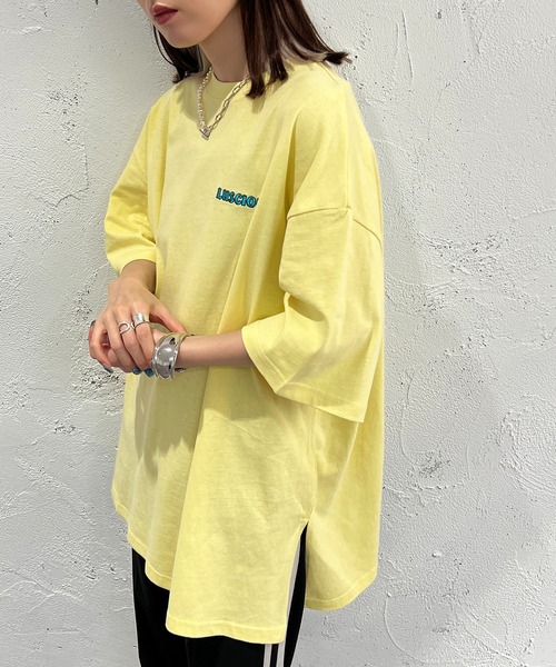apres jour mignon(アプレジュールミニョン)の「ロゴBIGスリットTシャツ【ZOZOTOWN限定アイテム】(Tシャツ/カットソー・レディース・ピンク/パープル/オフホワイト/ホワイト系その他2/ブラック系その他/ホワイト系その他/イエロー/ブラック系その他2/ブラック・フリー/X-LARGE)」の12枚目の写真