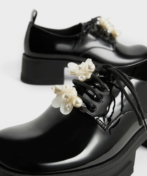 CHARLES & KEITH(チャールズ & キース)の「Hayden ヘイデン ビーズエンベリッシュドパテントオックスフォード(ドレスシューズ・レディース・ブラック/アイボリー・22.5cm/23cm/23.5cm/24.5cm/25cm)」の6枚目の写真
