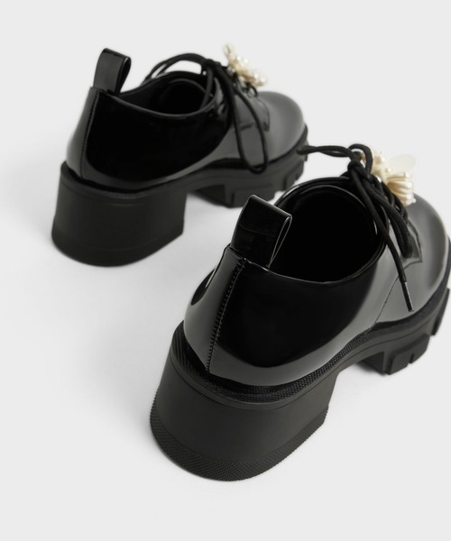 CHARLES & KEITH(チャールズ & キース)の「Hayden ヘイデン ビーズエンベリッシュドパテントオックスフォード(ドレスシューズ・レディース・ブラック/アイボリー・22.5cm/23cm/23.5cm/24.5cm/25cm)」の3枚目の写真