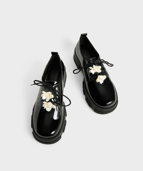 CHARLES & KEITH(チャールズ & キース)の「Hayden ヘイデン ビーズエンベリッシュドパテントオックスフォード(ドレスシューズ・レディース・ブラック/アイボリー・22.5cm/23cm/23.5cm/24.5cm/25cm)」の4枚目の写真