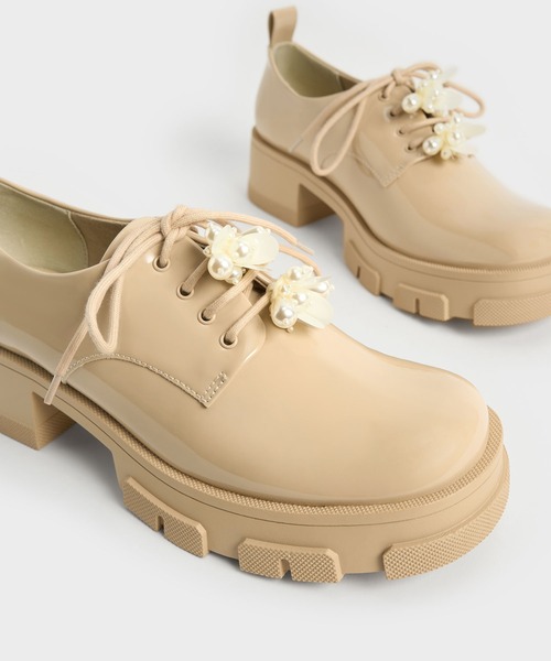 CHARLES & KEITH(チャールズ & キース)の「Hayden ヘイデン ビーズエンベリッシュドパテントオックスフォード(ドレスシューズ・レディース・ブラック/アイボリー・22.5cm/23cm/23.5cm/24.5cm/25cm)」の8枚目の写真