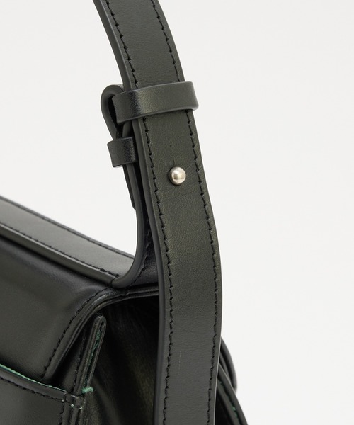 RIVE DROITE（リヴドロワ）の「様々な装いに合わせて持てる/イタリアンレザーフラップミニバッグ（ハンドバッグ・レディース・ブラック/グリーン系その他・FREE）」の15枚目の写真