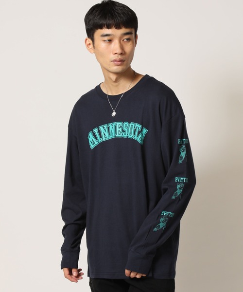 ARCADE(アーケード)の「コットンUSA オーバーサイズ カレッジロゴ アメカジ ロングTシャツ(Tシャツ/カットソー・メンズ・ホワイト系1/ホワイト系2/ブラック系1/グレー系1/グレー系2/ネイビー系2/ブルー系1/ブルー系2・LL/M/L)」の2枚目の写真